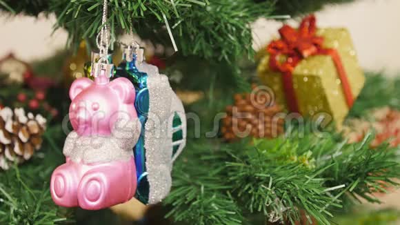 装饰圣诞树熊和汽车玩具潘潘视频的预览图