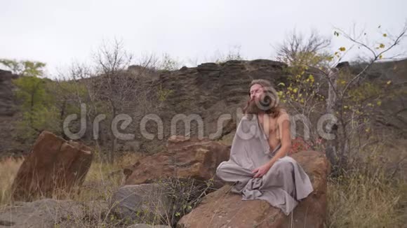 瑜伽坐在岩石上沉思视频的预览图