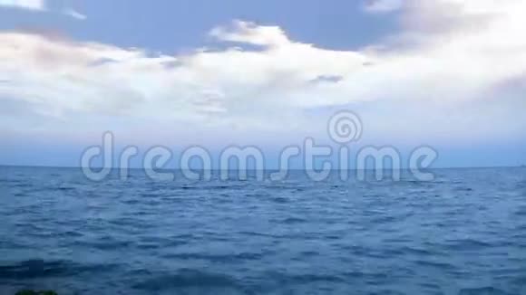 开阔的海洋和时间流逝的风暴云股票录像视频的预览图