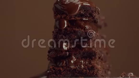 巧克力蛋糕和不同质地的巧克力奶油视频的预览图