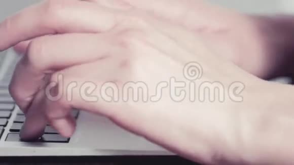 女人的手在笔记本电脑上打字视频的预览图