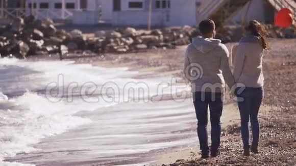 一对情侣在海边散步视频的预览图