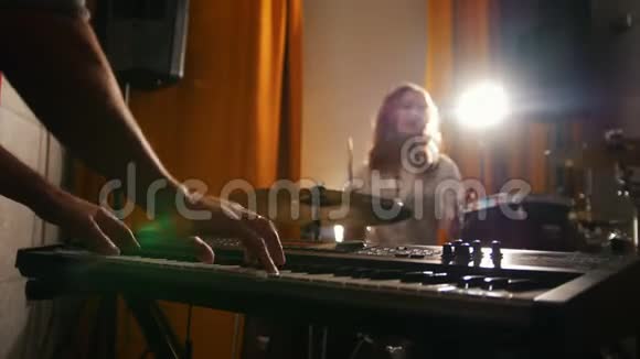重复女鼓手和一个键盘上的人双手集中视频的预览图