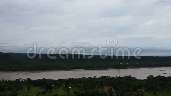 从泰国UbonRatchatani的PhaTaem国家公园悬崖上俯瞰湄公河景观视频的预览图