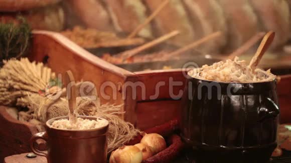 波兰传统食品Smalec洋葱脂肪视频的预览图