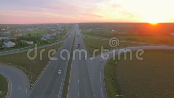 州际通勤交通过桥的空中透视图视频的预览图