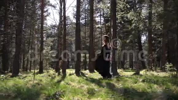 一个漂亮的女孩穿过树林视频的预览图
