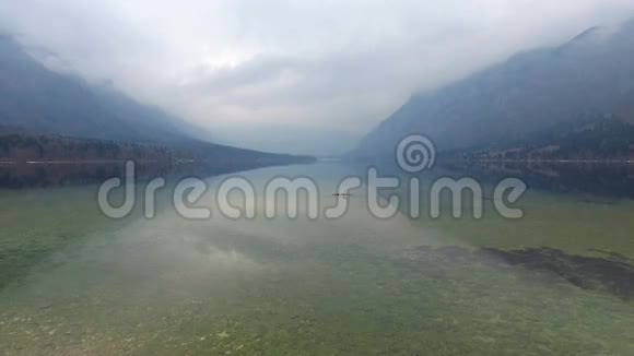 4K令人惊叹的博欣吉湖在雾天和鸟在石头上全景朱利安阿尔卑斯山特里格拉夫国家公园斯洛文尼亚视频的预览图