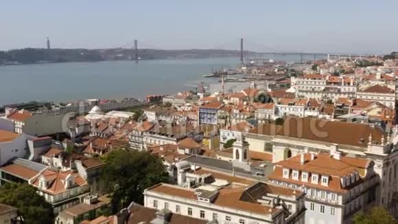葡萄牙里斯本河和桥的鸟瞰图视频的预览图