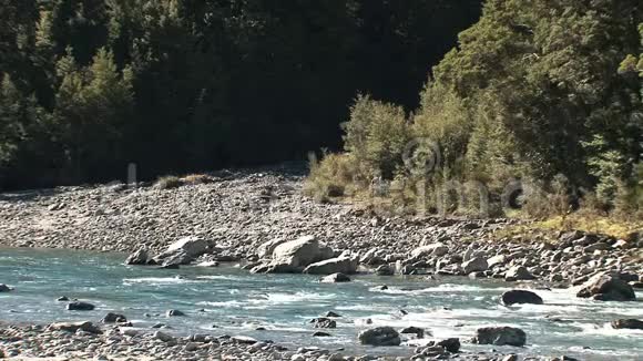 蓝色游泳池新西兰视频的预览图