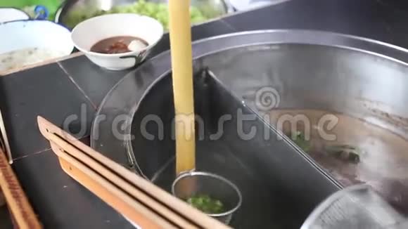 泰国茶厂老市场龙泉100年街食品视频的预览图