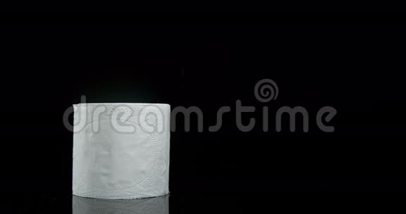 厕纸卷落在黑色背景上视频的预览图
