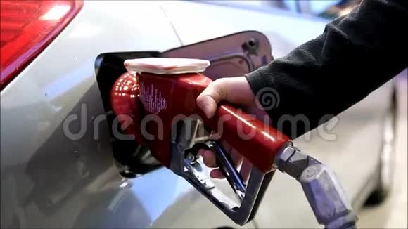 在加油站加满汽车油箱视频的预览图