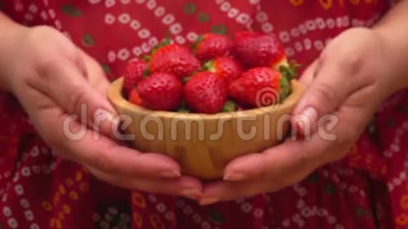 手里拿着一碗草莓视频的预览图
