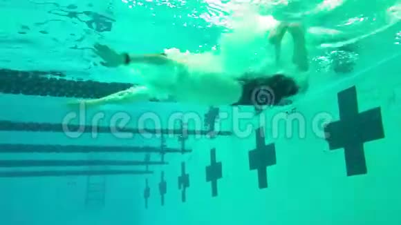 男孩潜入游泳池水下观景视频的预览图