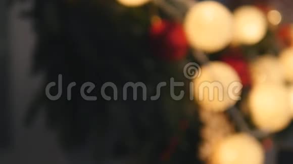 在模糊的闪闪发光的仙女般的背景下装饰圣诞树视频的预览图