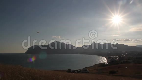 两架滑翔伞在海湾上方视频的预览图