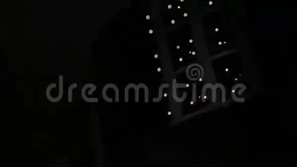 舞台灯光轻音乐几个投影仪在黑暗中紫色的聚光灯穿过黑暗经典古董视频的预览图