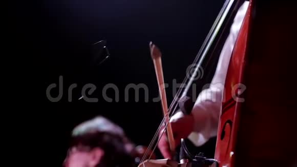 专业人士在音乐会上演奏大提琴视频的预览图