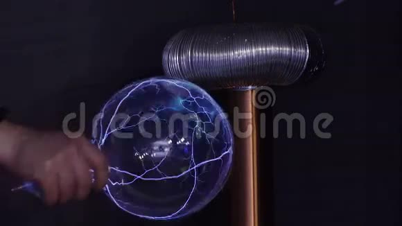 静电发电机特斯拉视频的预览图