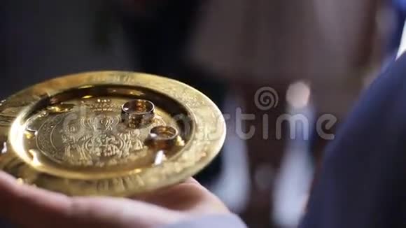 在教堂的金盘上合上豪华的戒指婚礼仪式视频的预览图