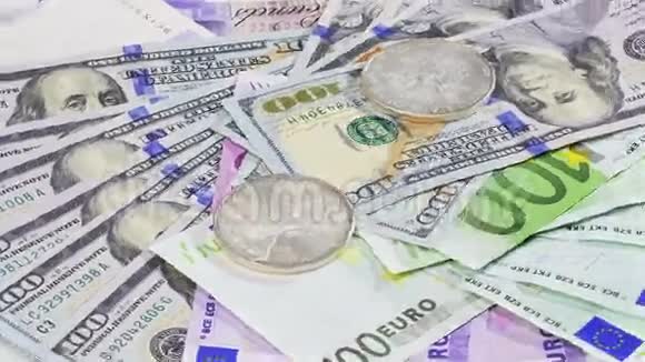 在不同的钞票上旋转的美元银币视频的预览图
