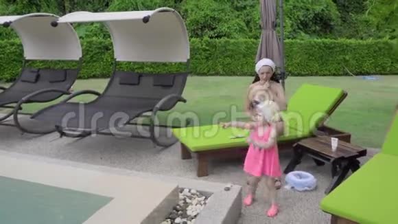 两岁的女孩靠近酒店游泳池视频的预览图