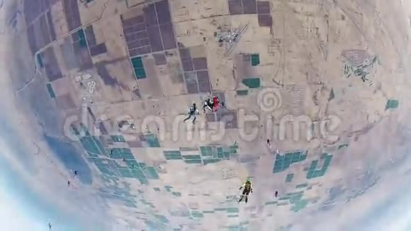 在天空中形成队形的跳伞队员身高极限运动太棒了视频的预览图