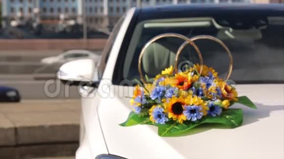 婚礼花束躺在车上很漂亮的花束结婚纪念日夏日鲜花视频的预览图