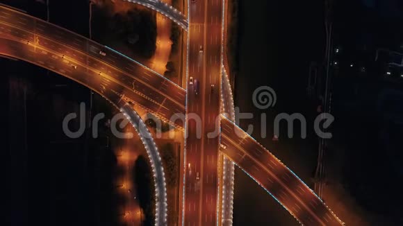 空中无人驾驶飞机飞越夜间道路交通二级道路路口上景4K视频的预览图