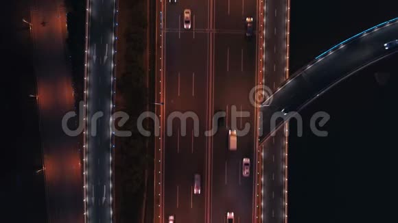 空中无人驾驶飞机飞越夜间道路交通二级道路路口上景4K视频的预览图
