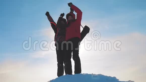 团队合作团体男冬雪山团队游客欢乐成功成就举起手欢乐目标视频的预览图