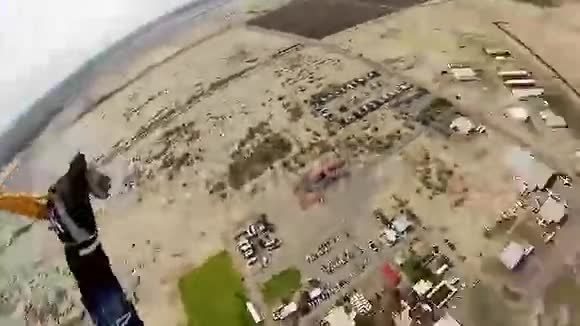 跳伞员跳伞降落在亚利桑那州沙滩上空极限运动速度视频的预览图