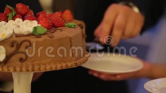新娘和新郎的手切一片婚礼蛋糕切结婚蛋糕人们切蛋糕把蛋糕放在盘子里视频的预览图