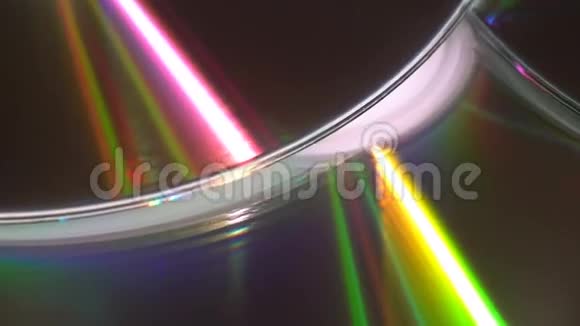 在CD上闪闪发光的彩色倒影视频的预览图