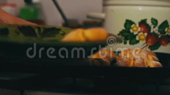 家庭厨房里盘子里刚出炉的牛角面包视频的预览图