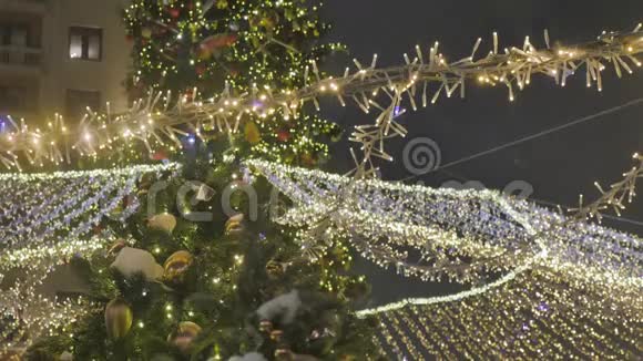 圣诞杉木搭配玩具特写失去焦点的节日灯光视频的预览图