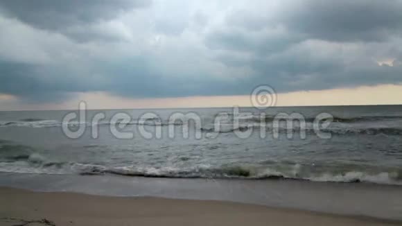 海滩日落多云天气风暴视频的预览图