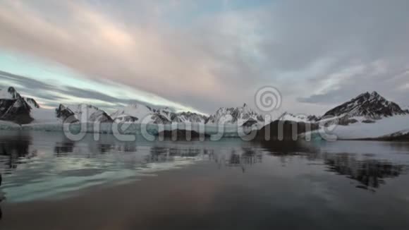 斯瓦尔巴德北冰洋海水背景下的落基山海岸视频的预览图