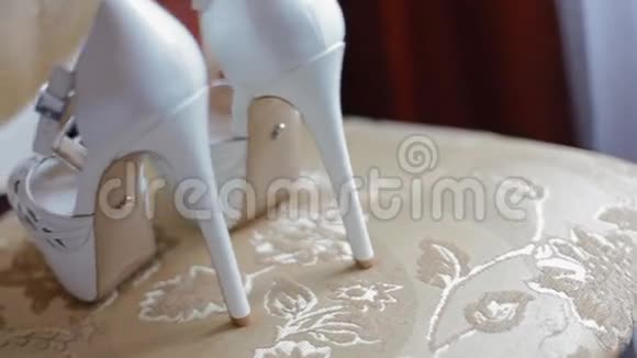 婚礼通道鞋子和婚礼吊带视频的预览图