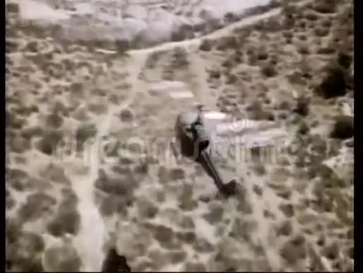 飞越沙漠的直升机的鸟瞰图视频的预览图