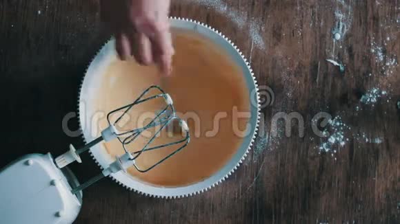 在面团中倒入一杯奶油的俯视图视频的预览图