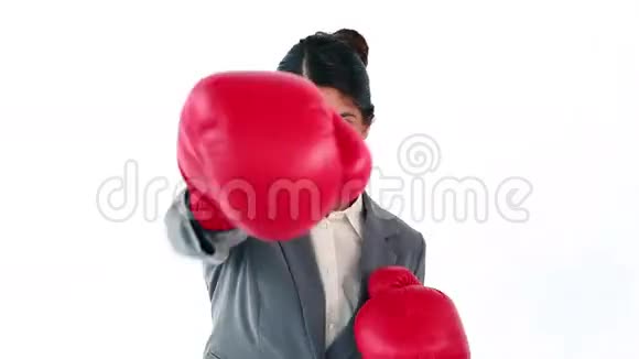 女商人玩拳击手套视频的预览图