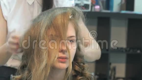 职业理发师给女孩做发型视频的预览图
