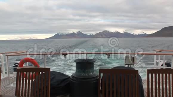 船背在北冰洋的水中在斯瓦尔巴山的背景下视频的预览图