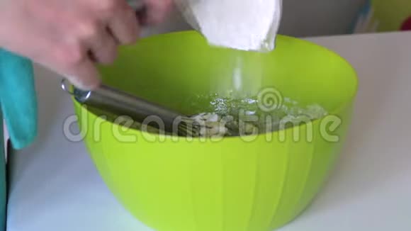 女人捏面团做棉花糖三明治制作材料和工具躺在桌子上视频的预览图