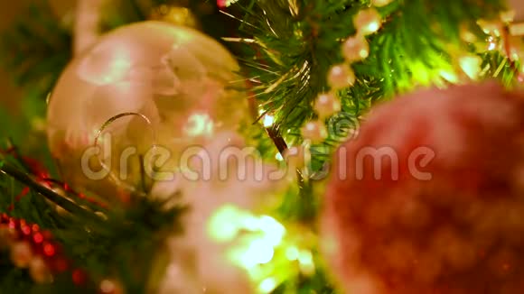 圣诞树的装饰很近视频的预览图