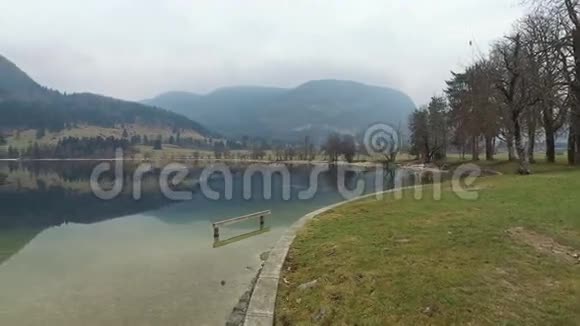 4K雾天令人惊叹的博欣吉湖尽收眼底朱利安阿尔卑斯山特里格拉夫国家公园斯洛文尼亚欧洲冬季视频的预览图