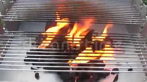 炭火烧烤架视频的预览图