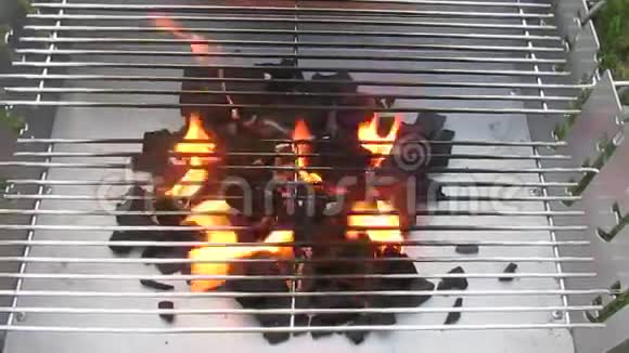 炭火烧烤架视频的预览图